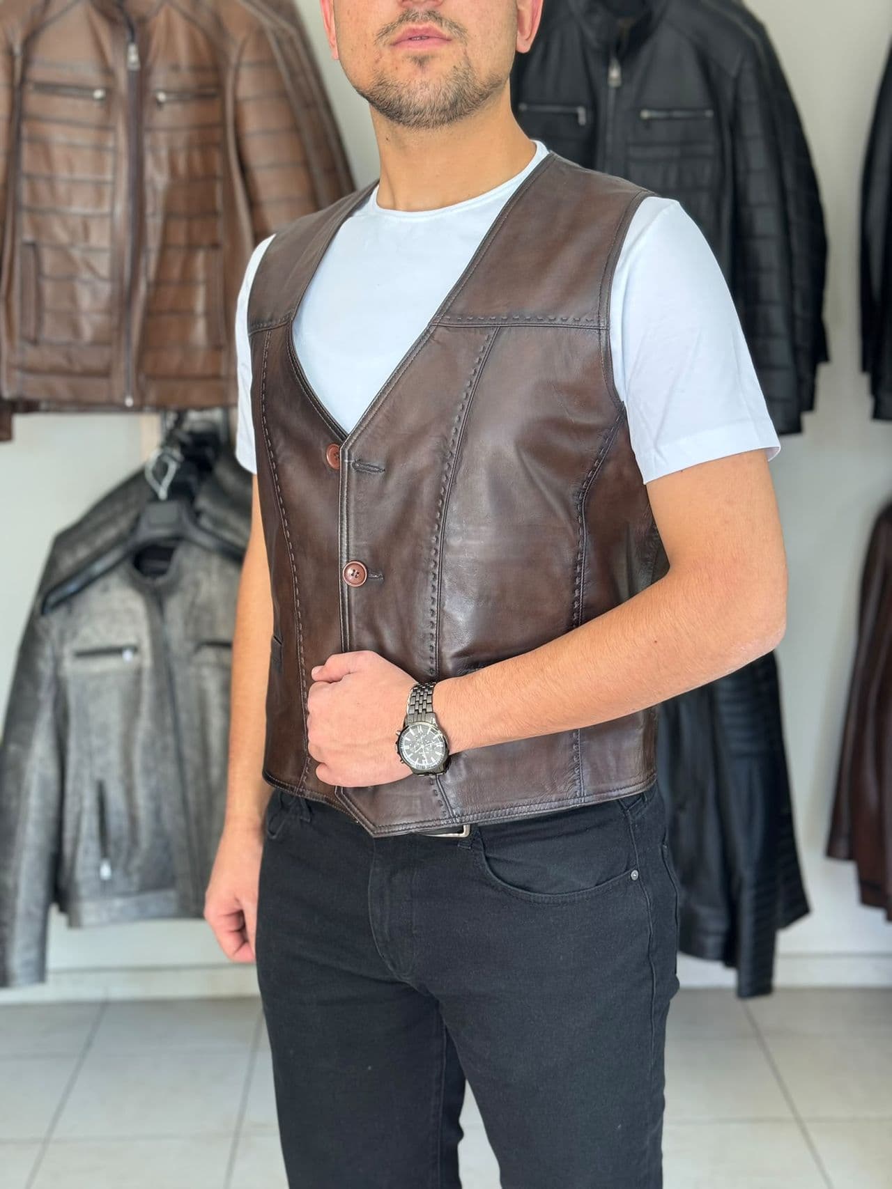 Kahverengi deri yelek, günlük stil